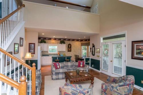 Saint Helena Island House | Lloyd's Lodge at Davis Love Dr