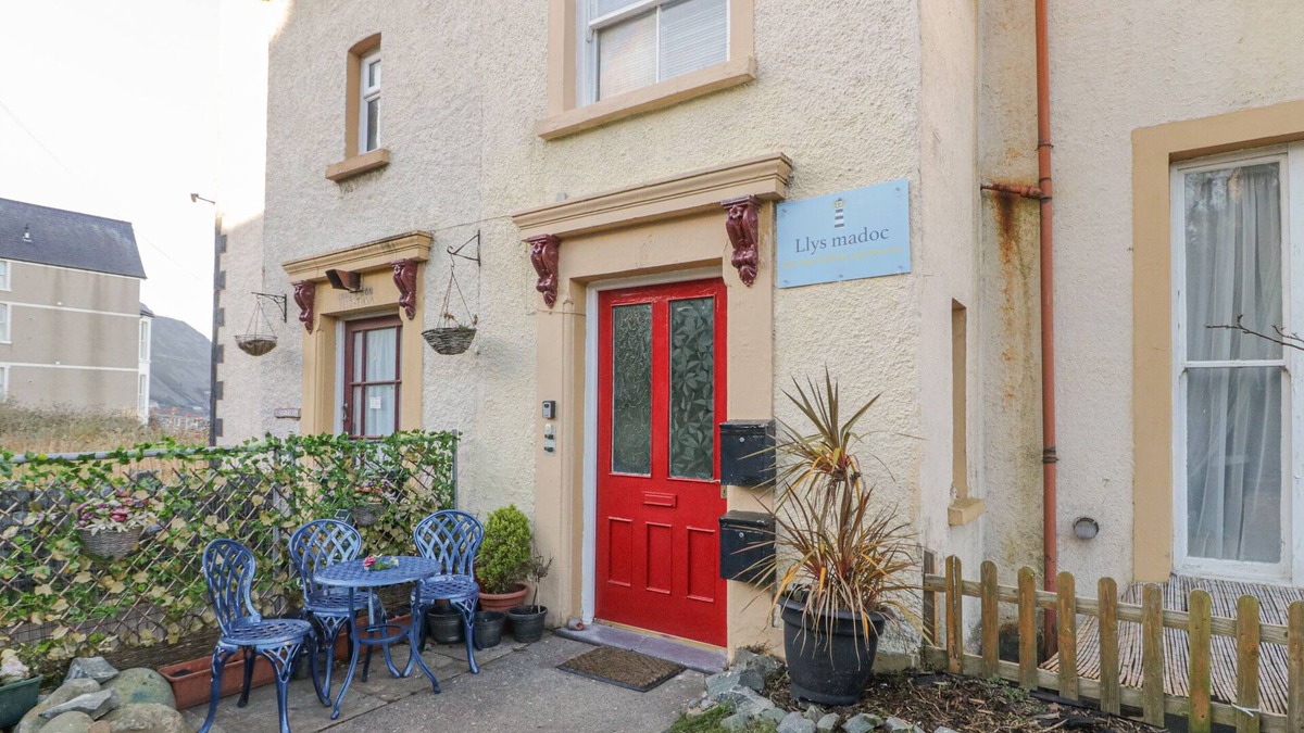 Penmaenmawr Cottage | LLYS MADOC, FIRST FLOOR FLAT, country holiday cottage in Penmaenmawr