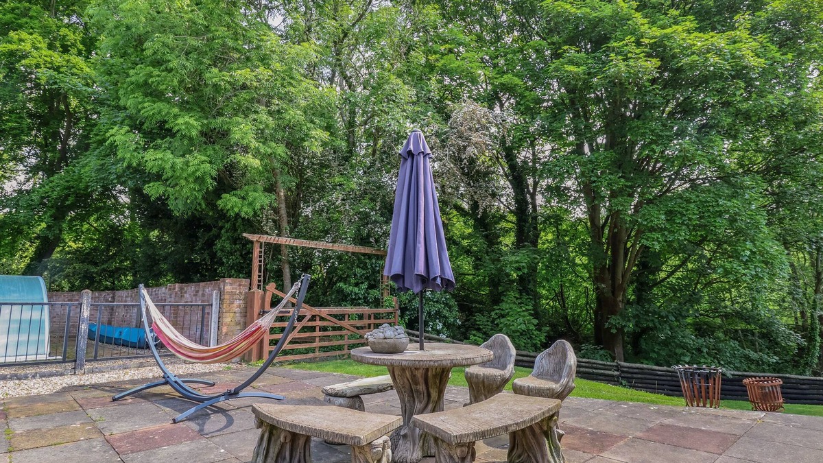 Ruabon Cottage | LLYS OFFA, pet friendly, luxury holiday cottage, with pool in Ruabon