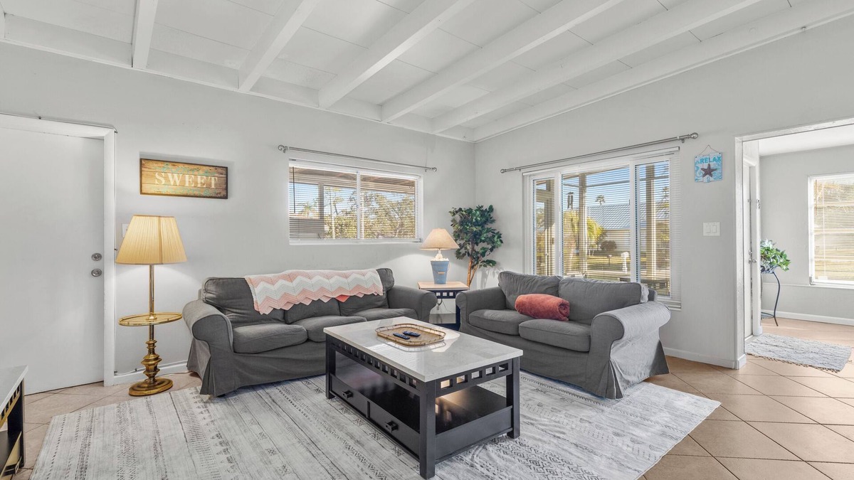 Whitfield House | Lobster Louie's Inn - Cozy 2/1 Mins from Beaches. Fenced yard. Pet Friendly.