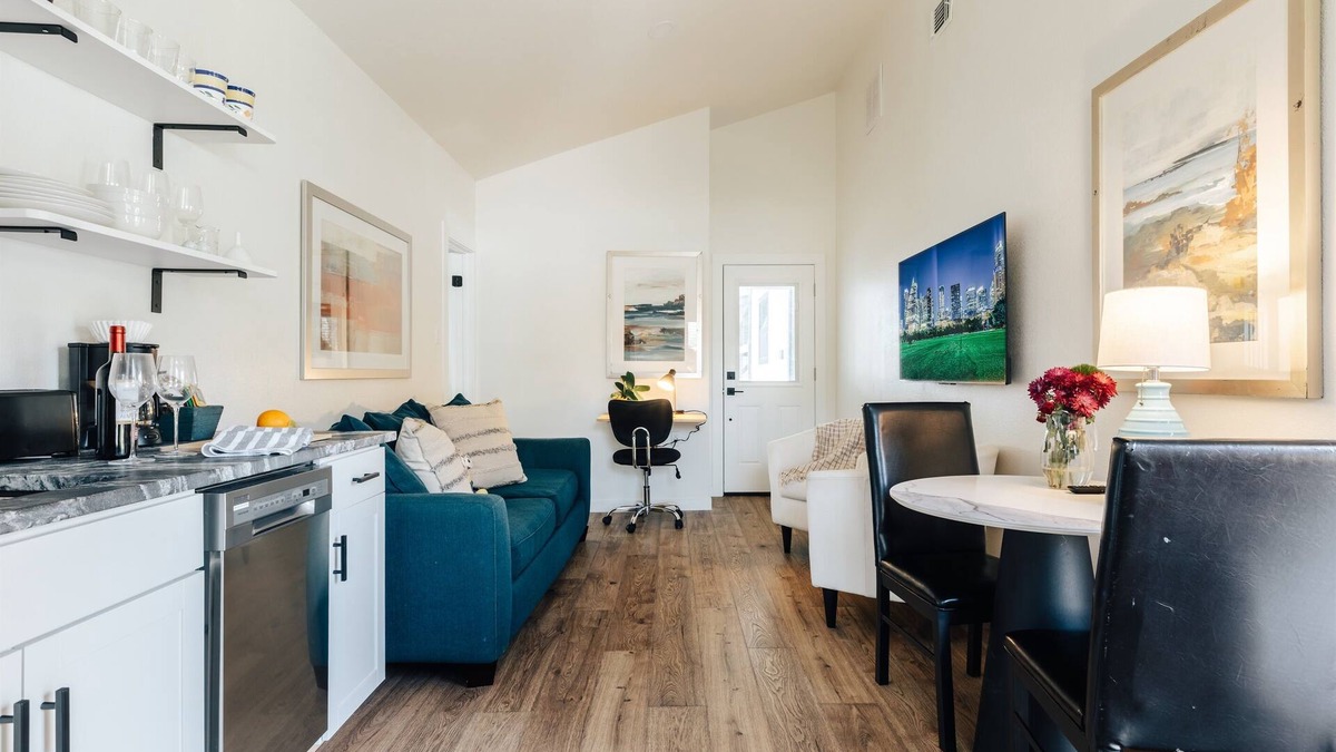 Sweetbriar Cottage | Local Art Vibes ✔️ Comfy Beds & Rain Shower ❤️ Walk to Downtown & Eats 🏡