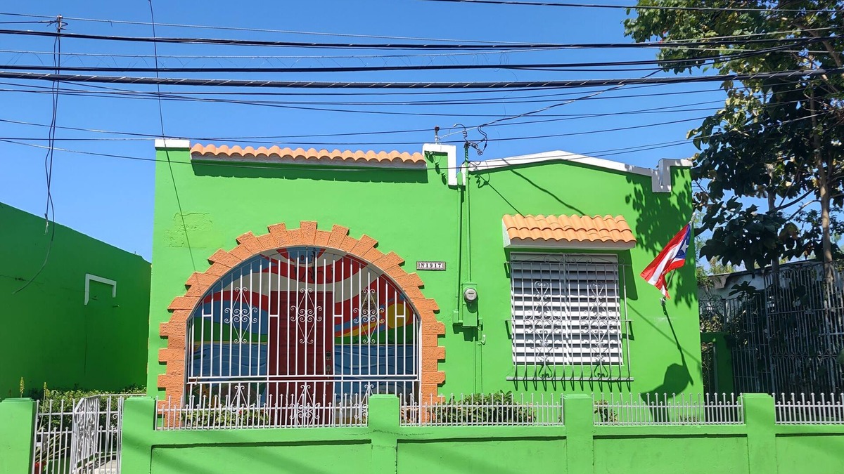 Santurce House | Local Experience! 5 Minutes to Beach; Solar + Cistern