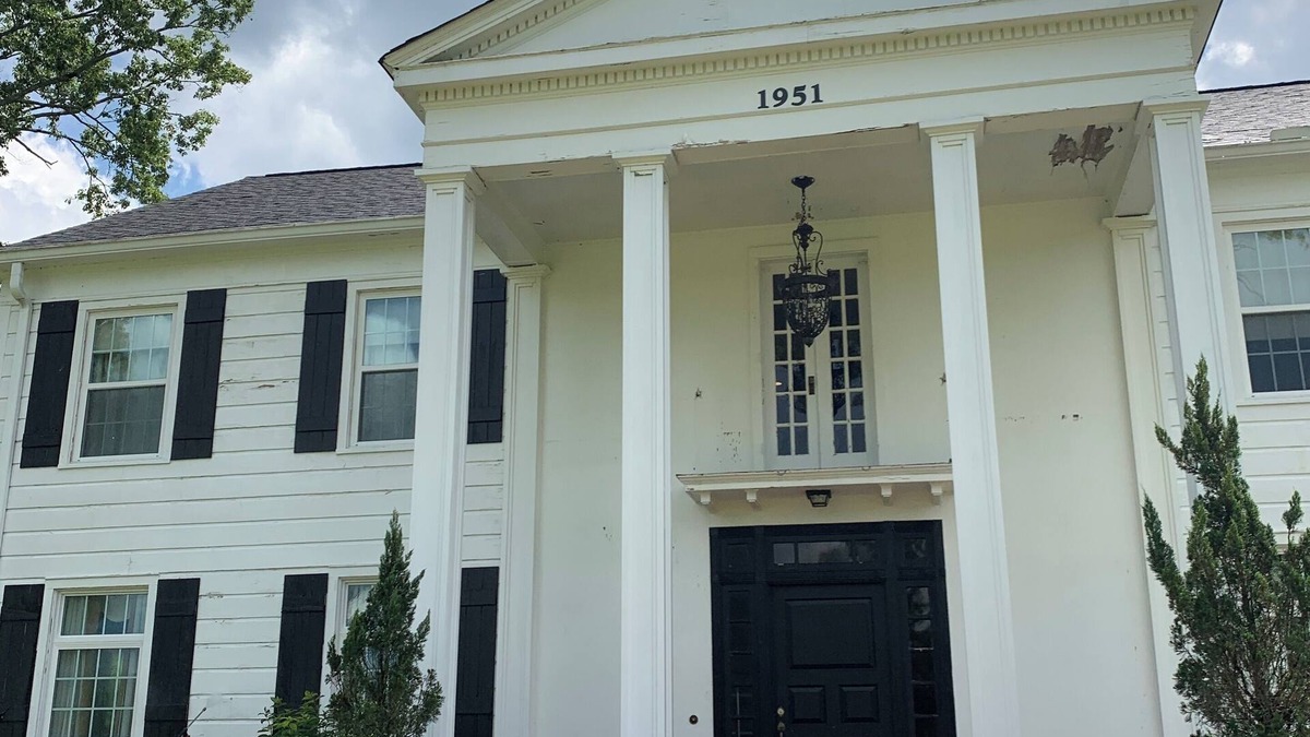 Forest House | Local landmark 4-bedroom estate with WiFi, AC on large farm in Forest, MS