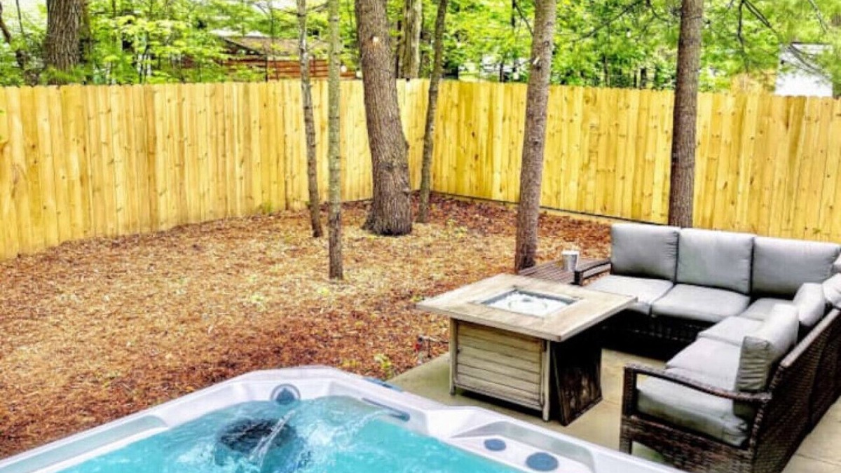 Traverse City House | Locally Owned 4BR w/Hot Tub