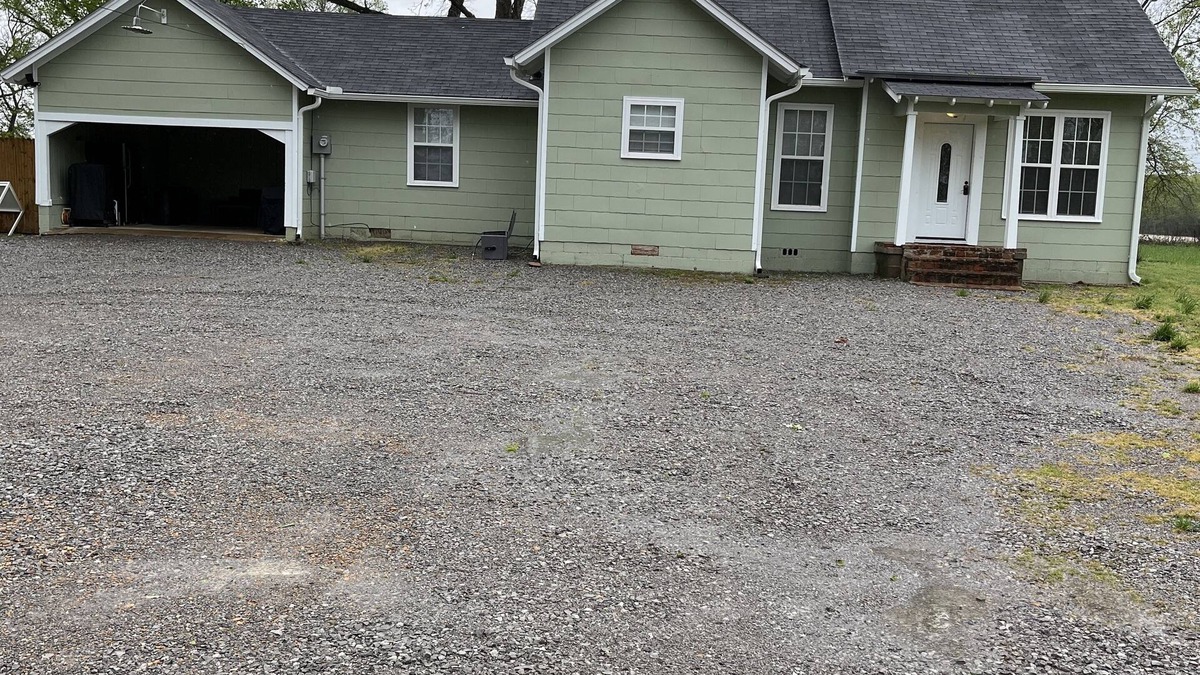 Grenada House | Located 3 miles to Grenada Lake