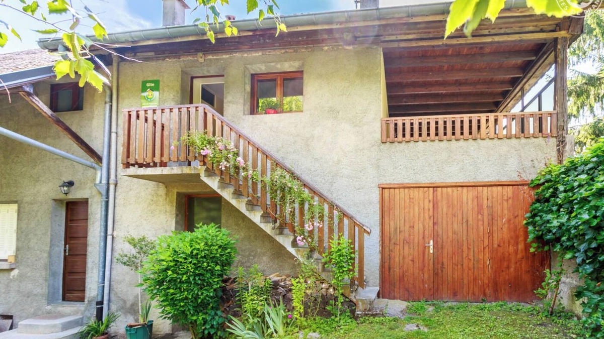 La Trinite House | Located 31km from Chambéry and 33km from Albertville, in the small Val Gelon valley, between the Parc de l'Anjou and the Parc de l'Anjou.