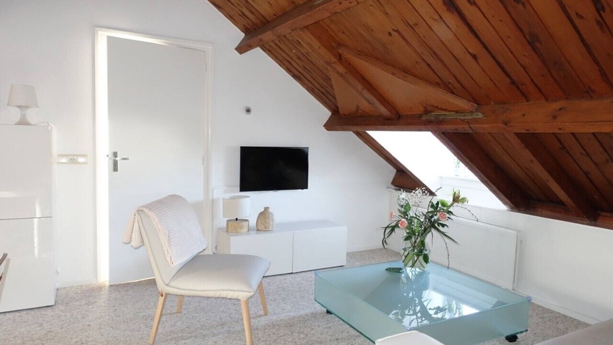 Oostkapelle Apartment | Located 500 m. from the beach 1-4 pers. upstairs apartment, terrace and garden.