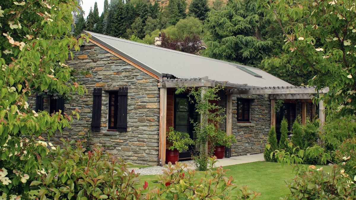 Lower Shotover Cottage | Located 7 minutes from Frankton. Centrally located in the Wakatipu Basin