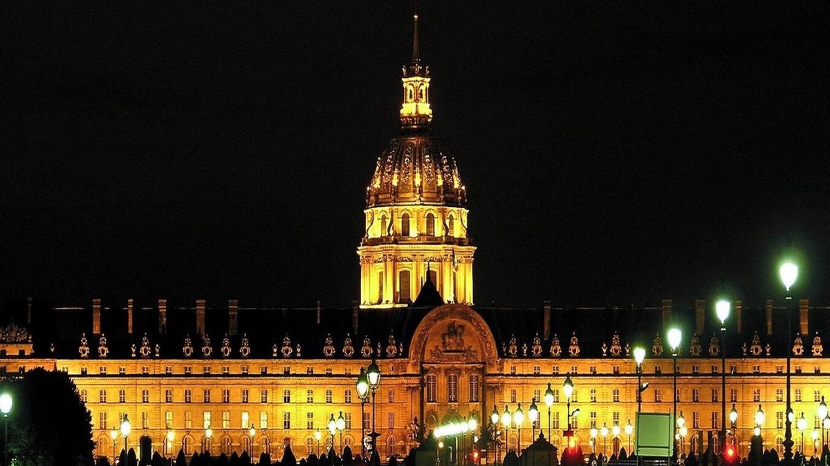Quartier de l'Ecole-Militaire Apartment | LOCATED BETWEEN INVALIDES AND SAINT-GERMAIN-DES-PRÉS - RUE DE SÈVRES – 2 BEDROOM