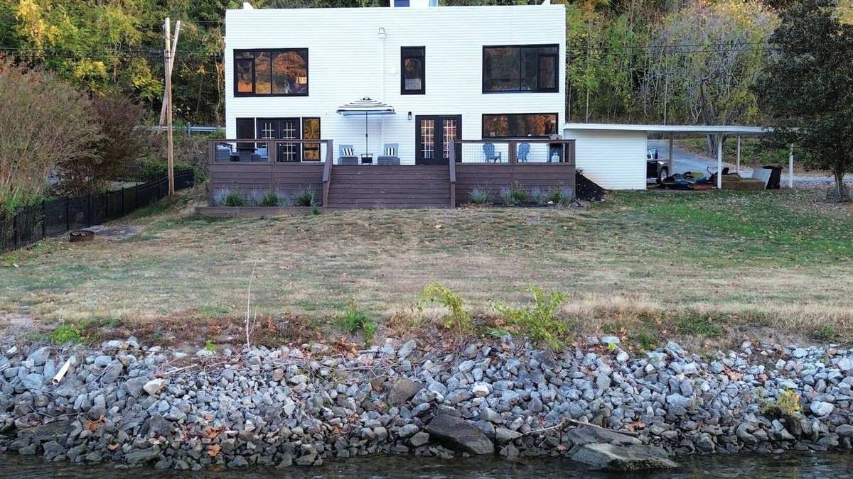 Chattanooga House | Located directly on the Tennessee River and minutes from downtown Chattanooga!