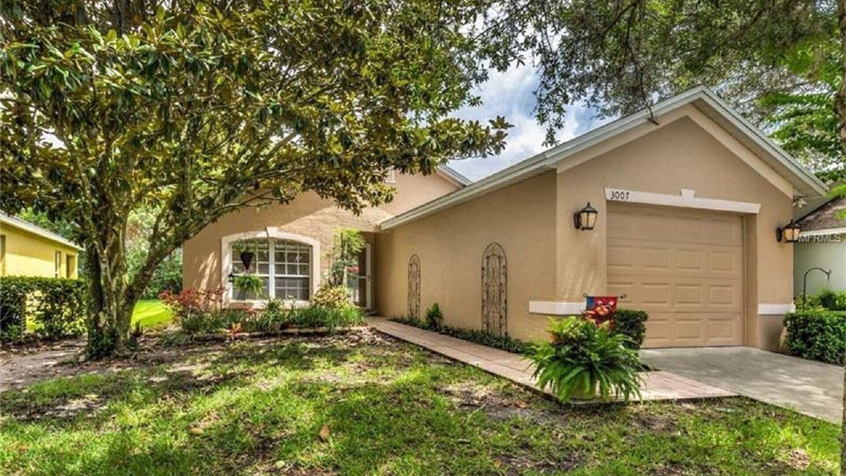 Mount Dora House | Located in Beautiful Country Club of Mount Dora
