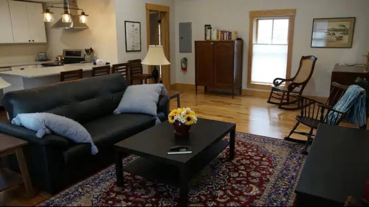 Peninsula Apartment | Located in Beautiful/historic Downtown Peninsula