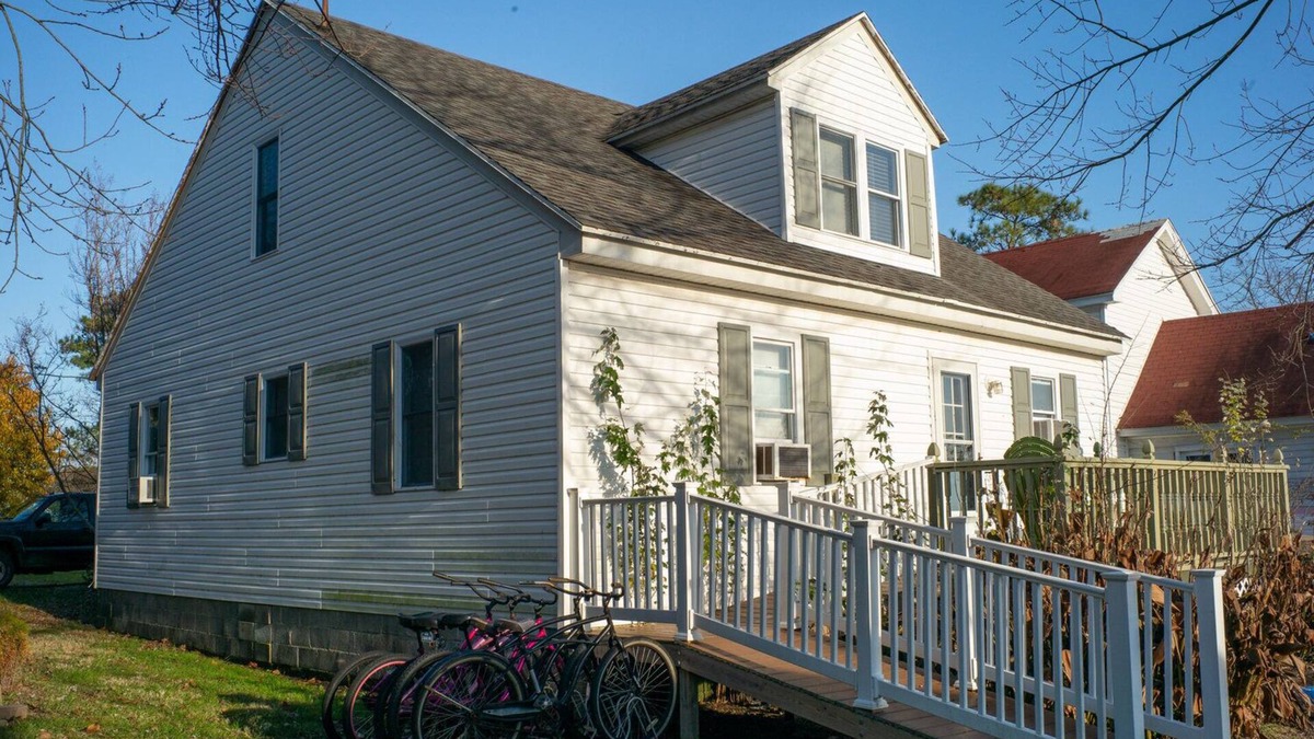 Ewell House | Located In Ewell, Sleeps up to 12 Guests, Pet-friendly, Internet