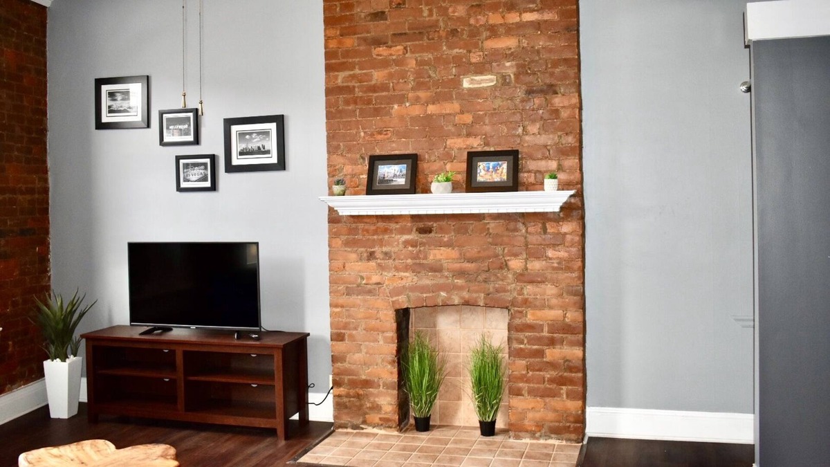 East Row Historic District House | Located in Heart of Newport