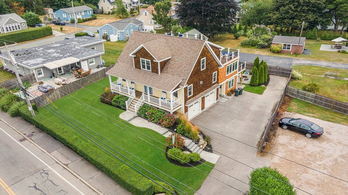 Narragansett House | Located in Historic Narragansett Pier - Near Beach, Restaurants and Sea Wall