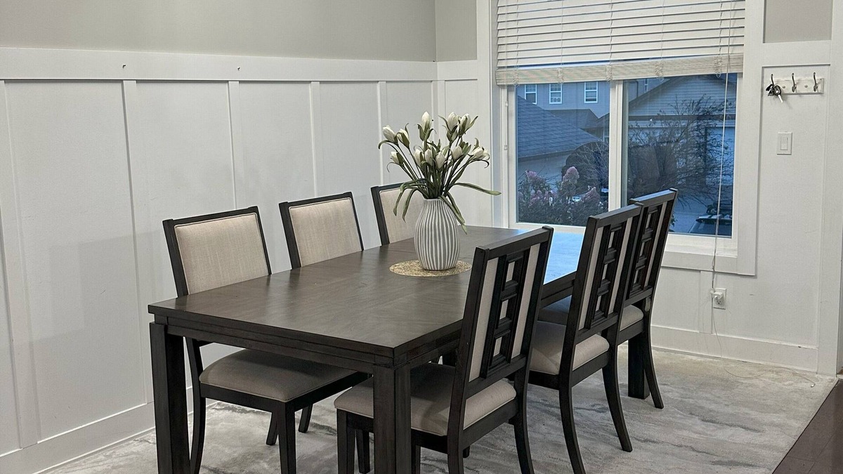South Newton House | Located In Panorama Area with mountain view & close to main amenities.