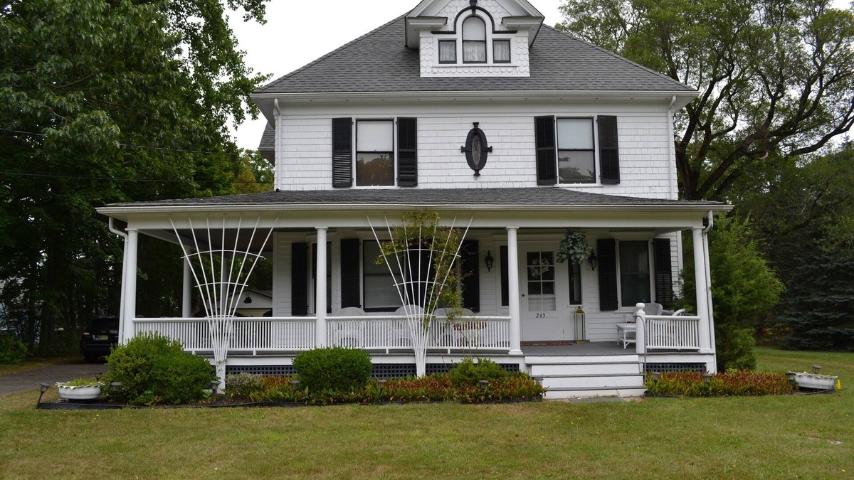 East Marion House | Located in the heart of wine country