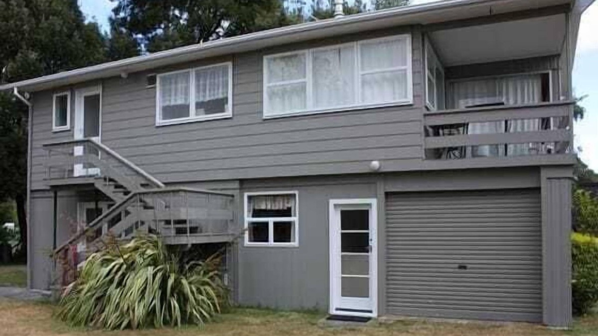 Kinloch House | Located in the heart of Kinloch village. Short walk to Lake Taupo, shop and res