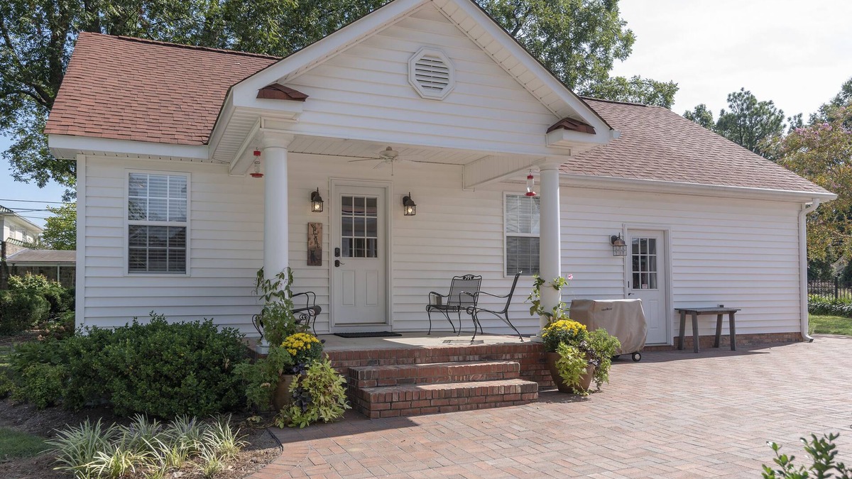 Lexington Cottage | Located in the heart of Lexington Historic District