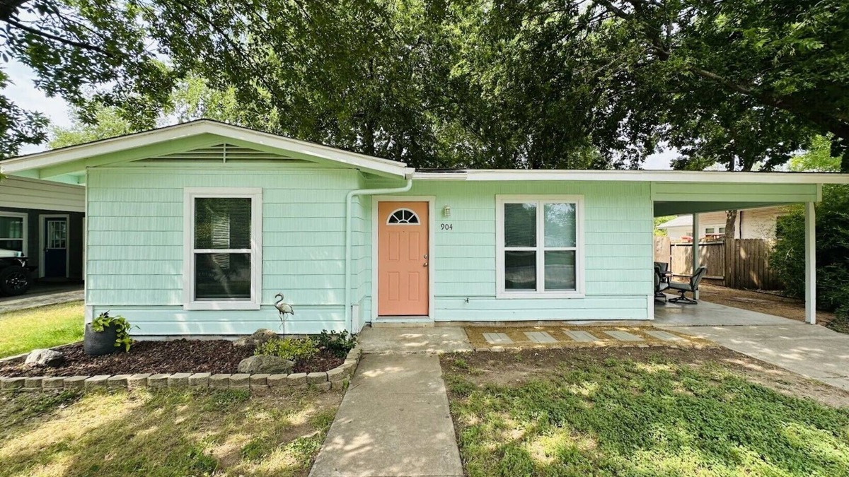 Rio Vista House | Located in the heart of San Marcos, just blocks away from the San Marcos River.