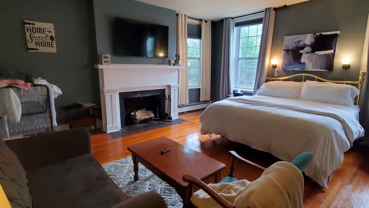 Auburn Apartment | Located in the Historic downtown district, cozy studio, wifi.