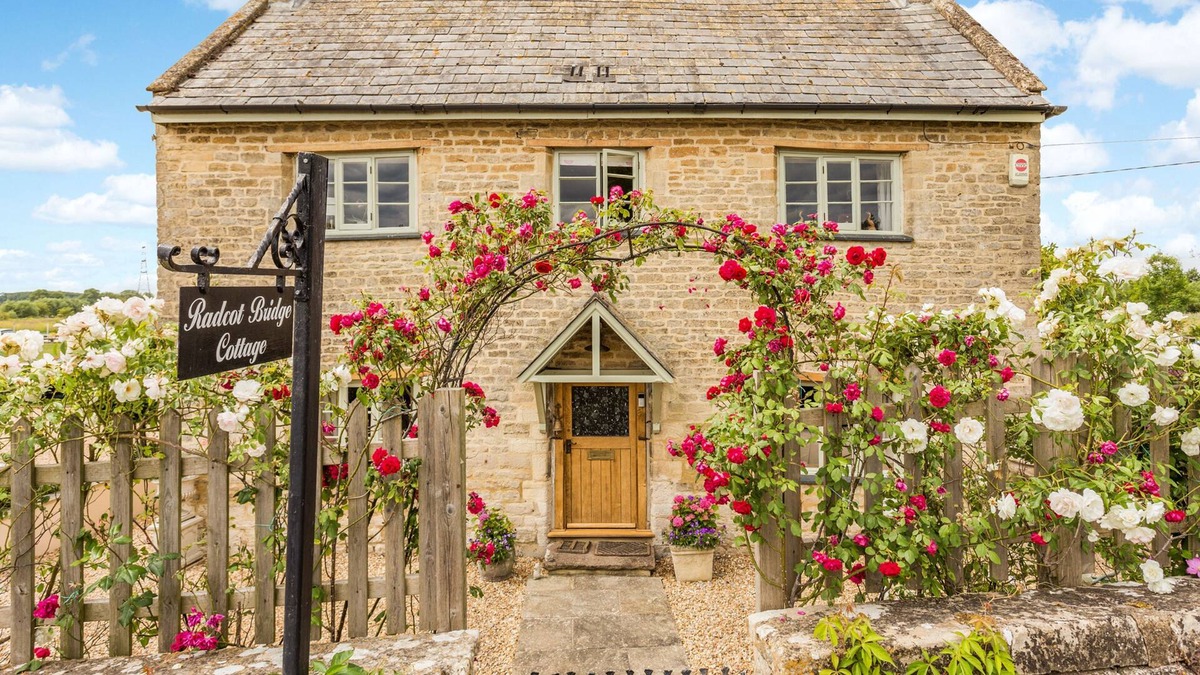 Bampton Cottage | Located in the rural hamlet of Radcot, Oxfordshire, Radcot Bridge Cottage