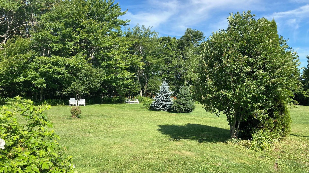 Charlottetown House | Located in West Royalty Charlottetown, close to shopping & restaurants.