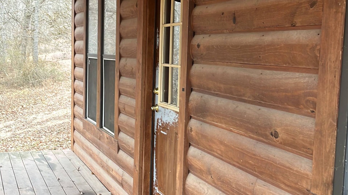 Rogers Cabin | Located just just outside of Rogers Arkansas next to Monte Ne Chicken