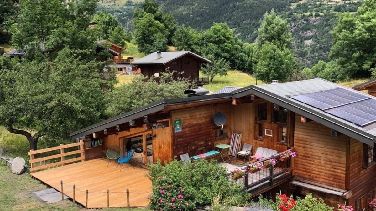 Villaroger Ski Chalet | Located less than 2 km from the ski lifts providing access to Arc 2000,