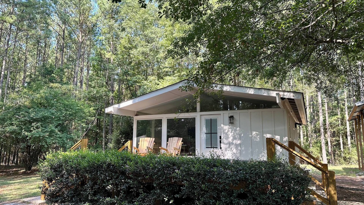 Molena Cottage | Located near the Whiskey Bonding Barn and Wild Daisy wedding venues!