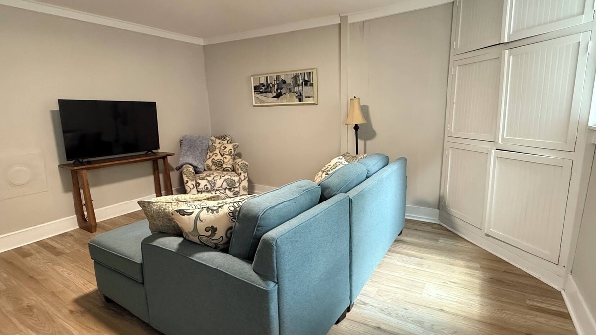 Athens Cottage | Located near UGA, Normaltown, & Downtown Athens. Charming 2-bed cottage w/AC.