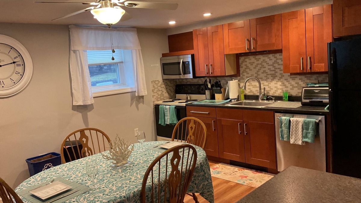 Woburn House | Located north of Boston/comfort and relaxation in your home away from home