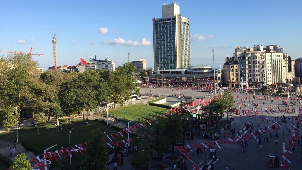Gumussuyu Mahallesi Apartment | Located on Main Street of Taksim Square, Great View of Taksim, Luxurious