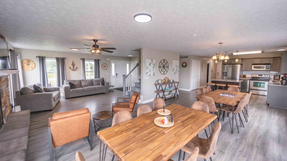 Jamestown House | Located on the picturesque shores of Lake Cumberland. n