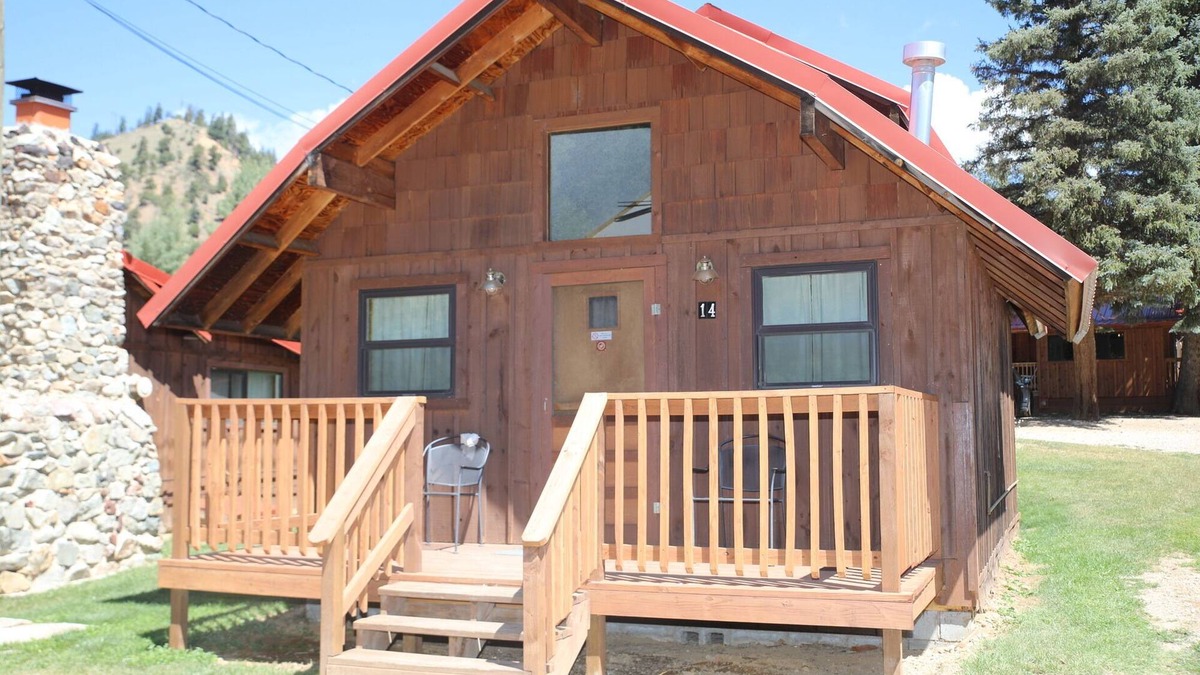 Red River Cabin | Located on the river, facing the Mountains