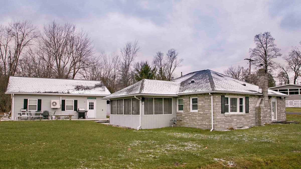 Dundee Cabin | Located on Waneta Lake in the Sylvan Beach Association.