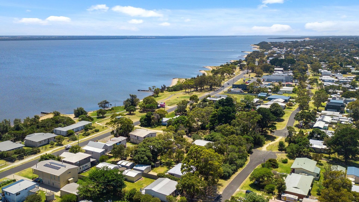 Loch Sport House | Located one street back from Lake Victoria 100m from the playground and shops