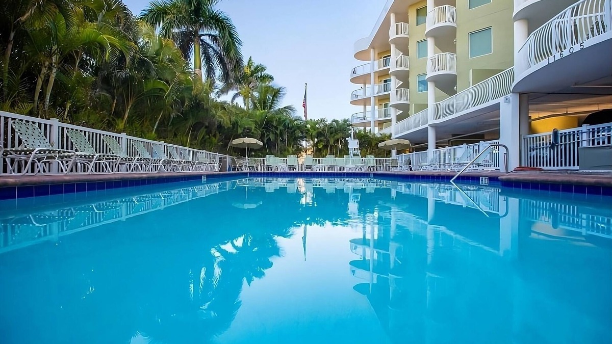 Treasure Island Apartment | Located Right On The Beach! 4 Comfortable Units, Heated Pool & Tub, Free Parking