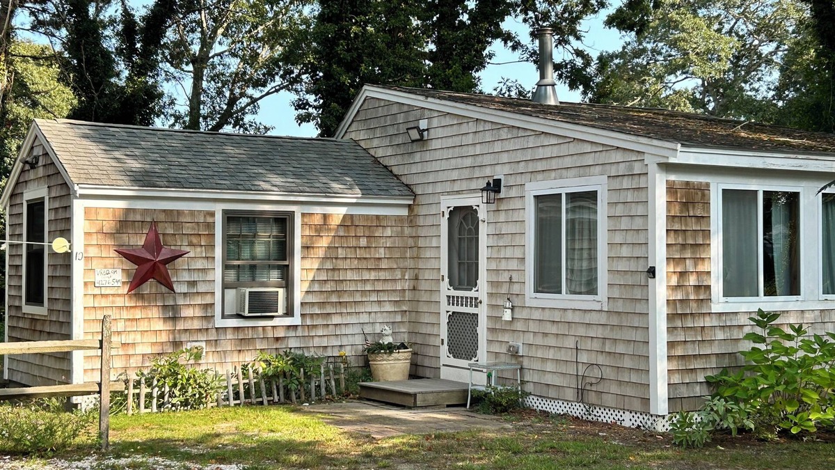 Bass River Cabin | LOCATION! 1 mile to OCEAN/GOLF, Pool, SLEEPS5, pet ok, Kitchen/Grill,2BR,Parking