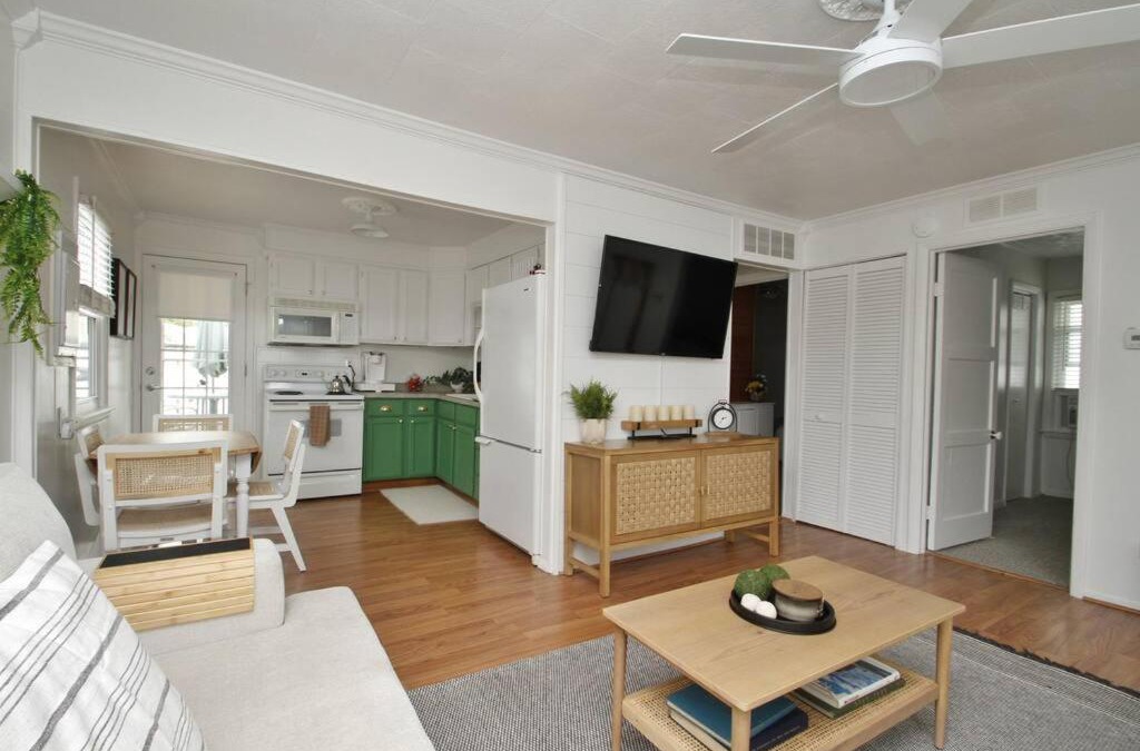 Brooklyn House | LOCATION! 2bd/1ba with 2 patios on Wamplers Lake.