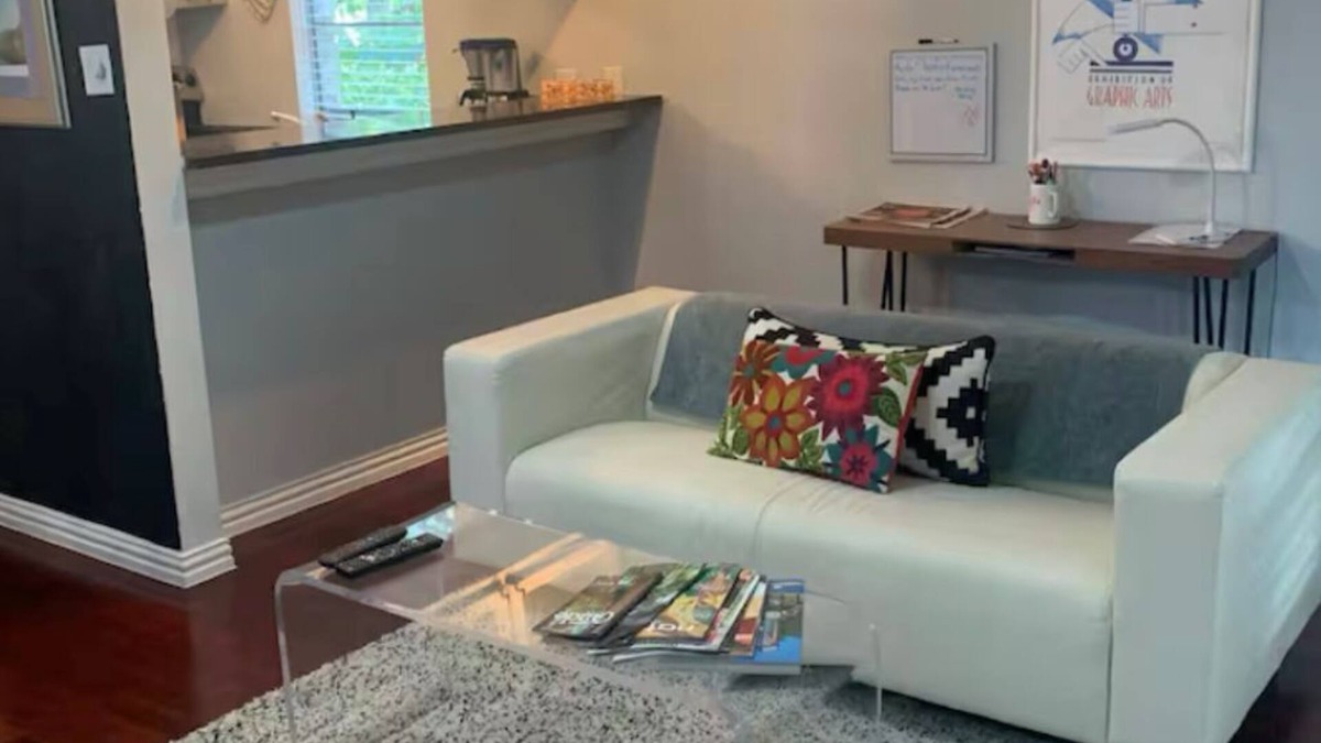 Clarksville Condo | Location! 6th street in Clarksville neighborhood. Walk to attractions.