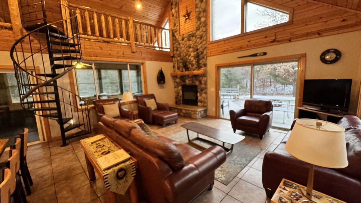Friendship House | Location! Castle Rock/Wis. Dells/Golf, 5 BDR 2 Bath, 10 Acres. Sleeps 19 in beds