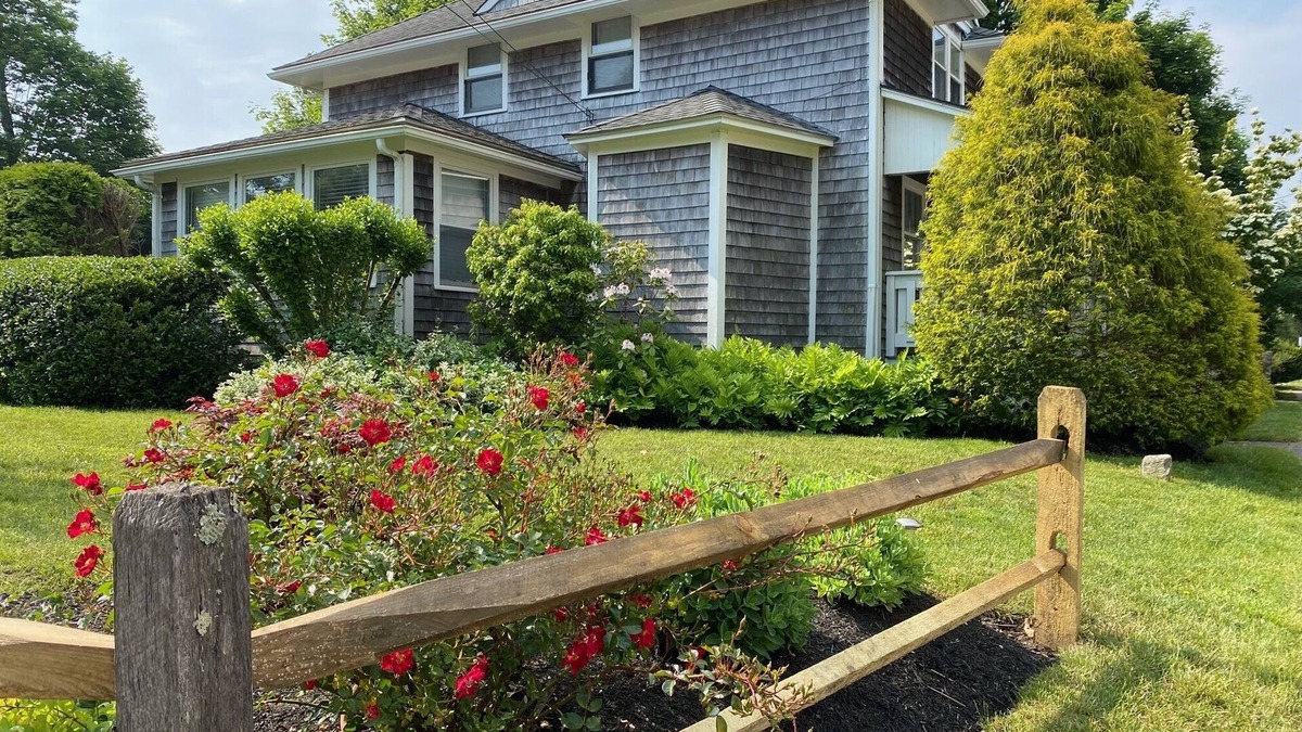 Oak Bluffs House | Location, Charm, & Steps to Town/Beach - Central AC, 100% Renewable Energy