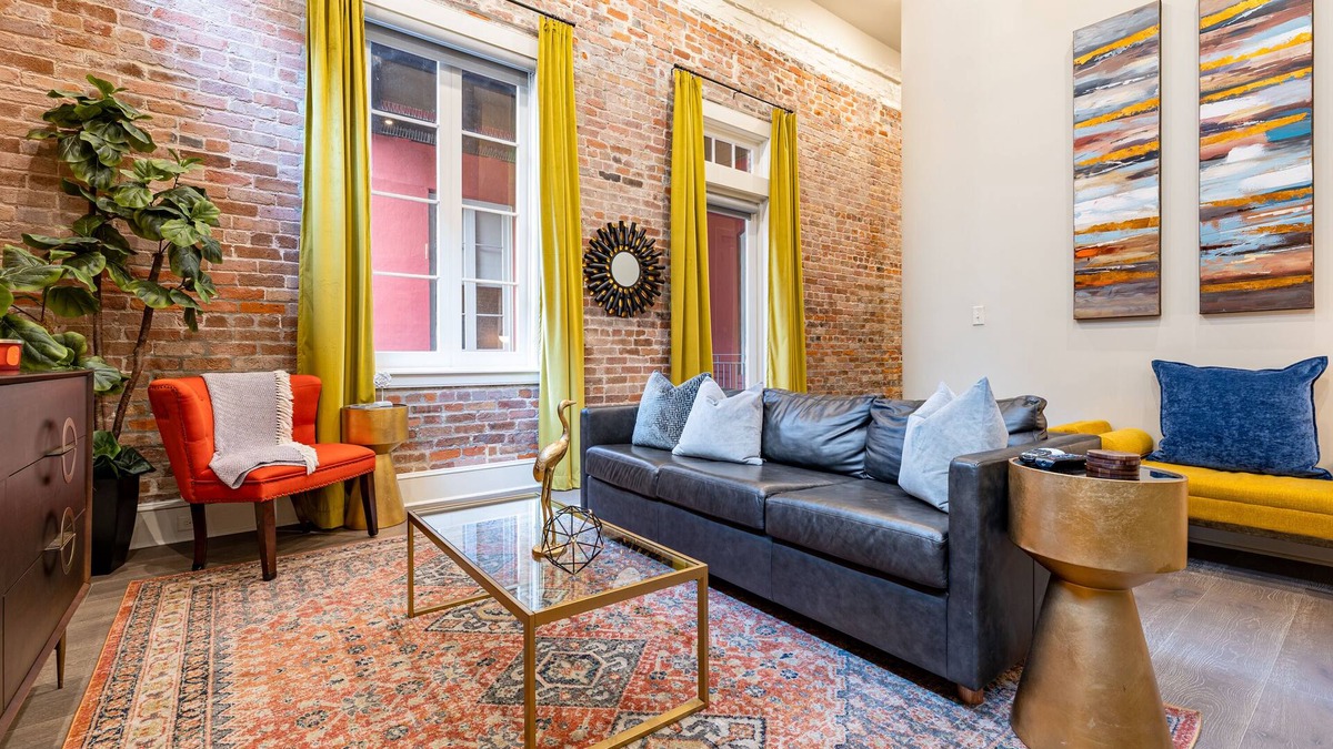 Central Business District Apartment | 🐊LOCATION & CONDO to Stay in When Visiting DOWNTOWN NOLA! QN Sleeper Sofa & 15 ft Ceilings!🐊