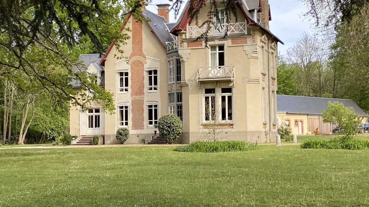 Change House | Location domaine de la Coudraie Château and its annex Sarthe (72560) France