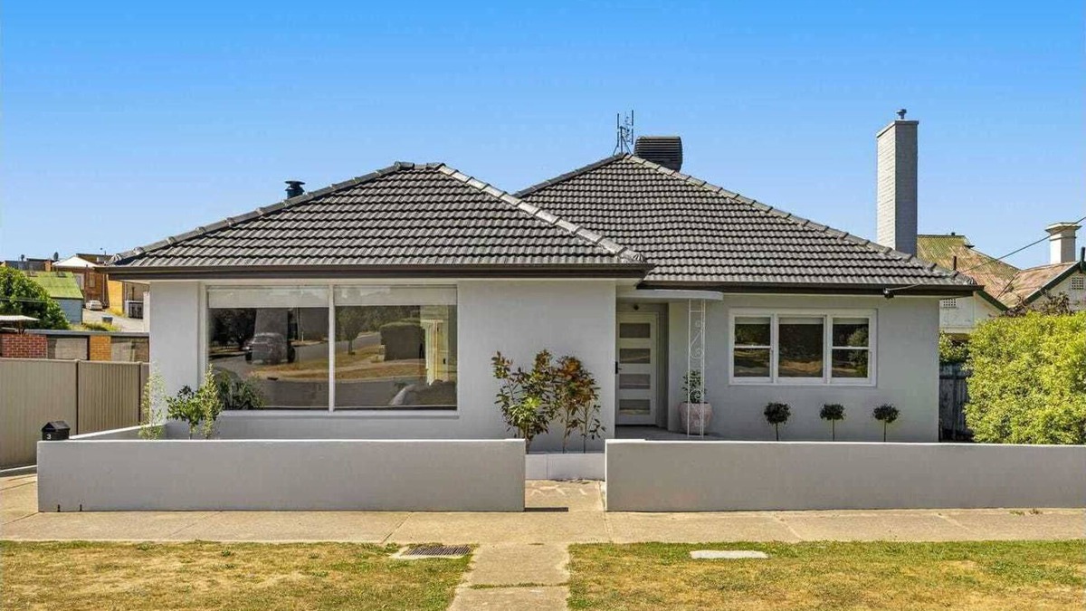 Ararat House | LOCATION - Enjoy this amazing 3 bedroom 2 lounge home while staying in Ararat!