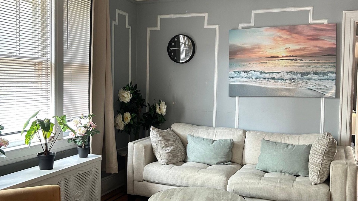 The Heights House | Location! Extra large 7 bed/1 bath unit with parking in Jersey City Heights.