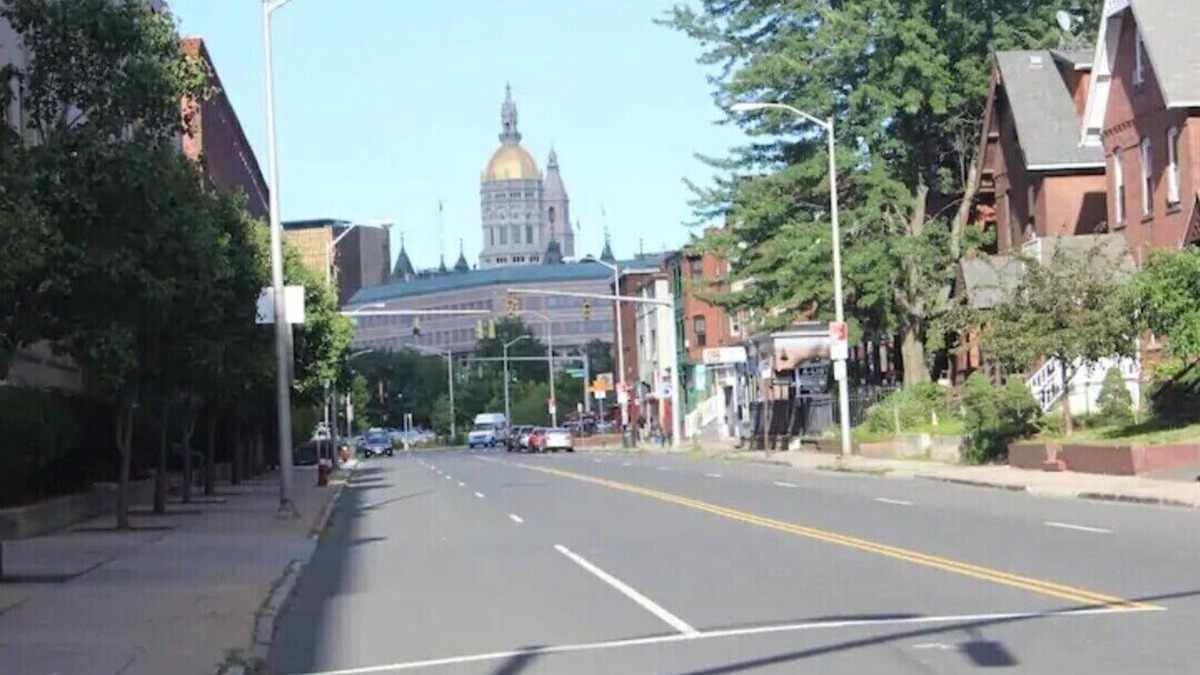 Hartford Apartment | Location, is the key for this 3 bedroom!