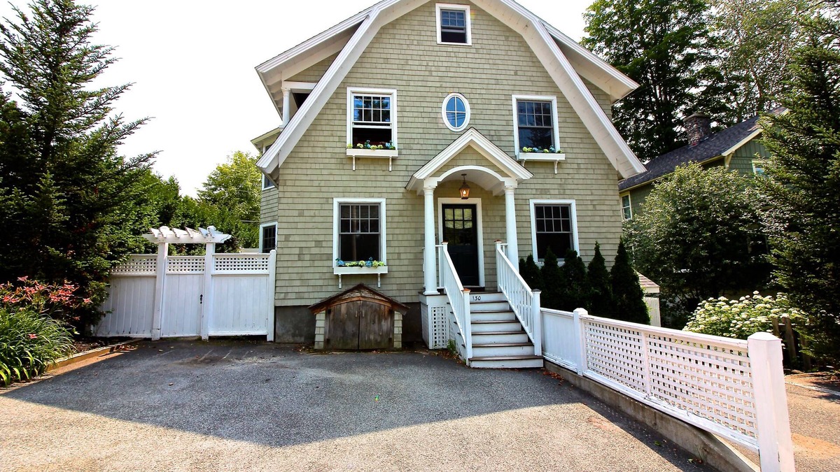 Hillcrest House | LOCATION! LOCATION! LOCATION! Elegant Acorn Cottage Awaits!