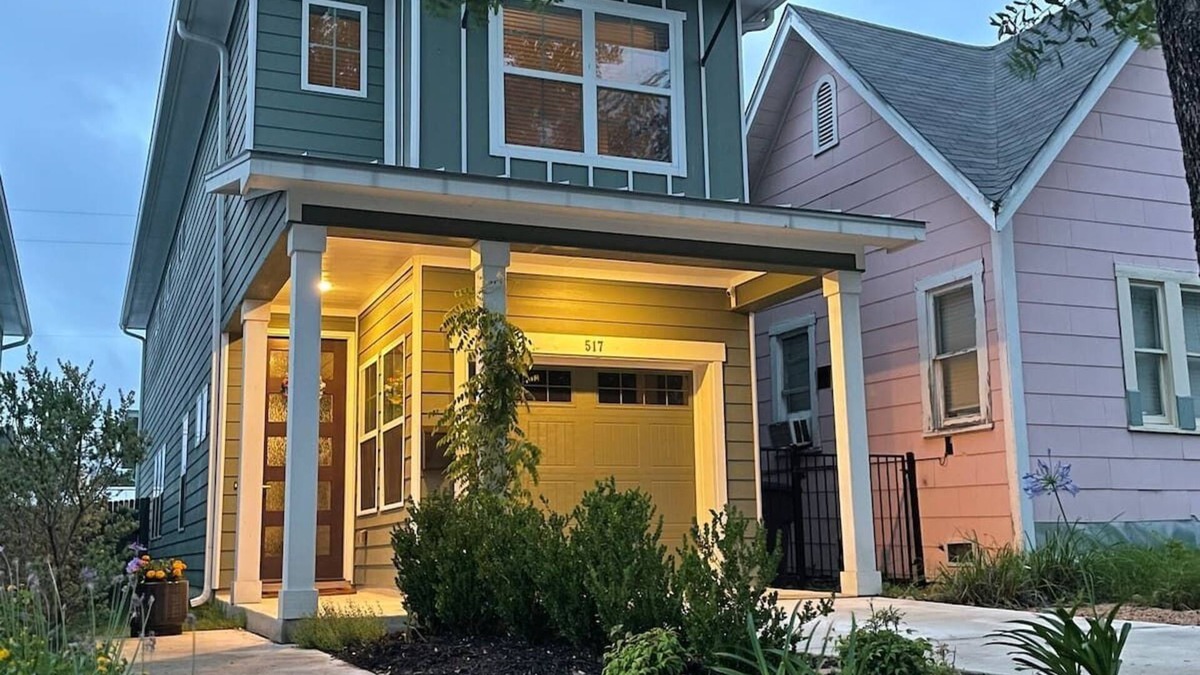 Alamo Heights House | Location, location, location! Perfectly charming!
